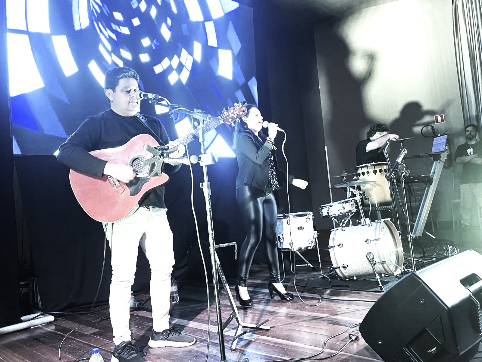 Show completo com guitarrista, vocalista e DJ Pulse na bateria