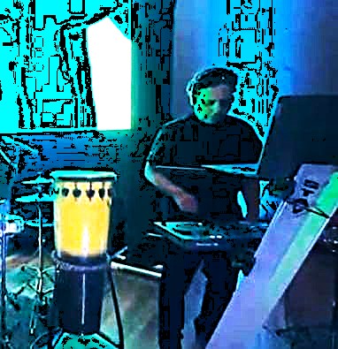 DJ Pulse em performance solo com efeitos visuais e iluminação